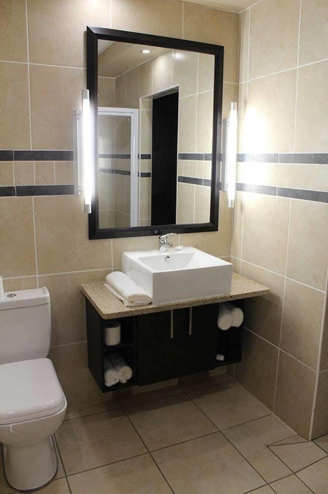 Desroches Hotel Margate Esterno foto